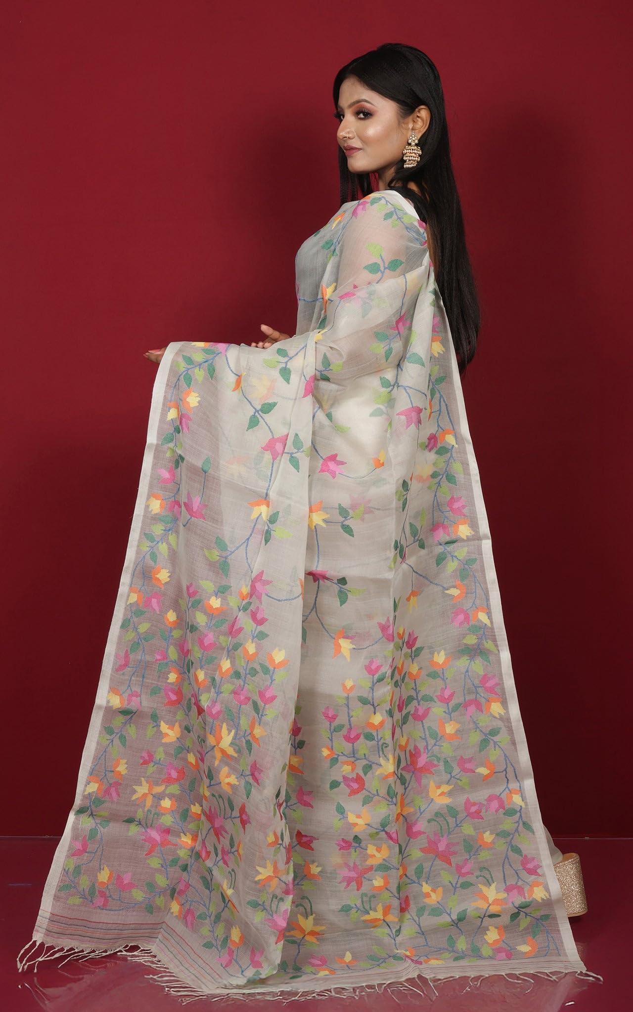 Bengal Looms India - Traditional Muslin Silk Dhakai Jamdani Saree In Ecru White & Green Minakari Thread Work with Blouse Piece | Soft Handloom Ethnic Wear Sari For Wedding, Diwali, Office & Party - Image 4